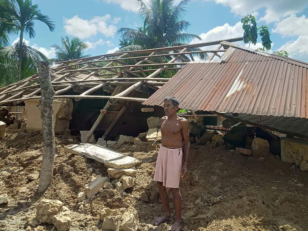 বন্যায় পানি ধসে পড়েছে ঘর। ছবিটি খাগড়াছড়ির মাটিরাঙ্গা উপজেলার সদর ইউনিয়নের ধনীরাম পাড়া থেকে তোলা